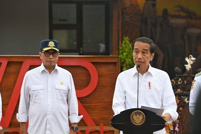 Presiden Jokowi didampingi Menhub Budi Karya Sumadi, meresmikan Bandar Udara Ewer di Kabupaten Asmat, Papua Selatan, Kamis (6/7/2023). Foto: Dok. Kemenhub