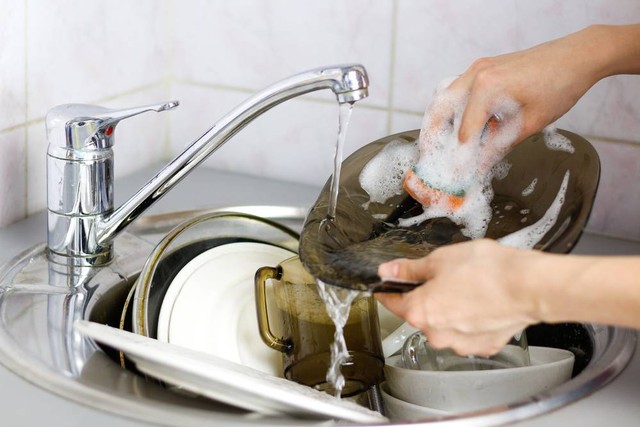 Ilustrasi mencuci piring. Foto: OB production/Shutterstock