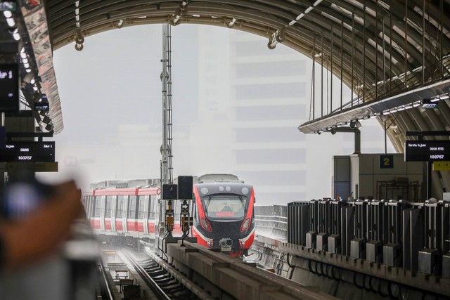 Kereta ringan atau Light Rail Transit (LRT) Jabodebek terlihat di Stasiun LRT Dukuh Atas, Jakarta, Kamis (6/7/2023). Foto: Aditia Noviansyah/kumparan