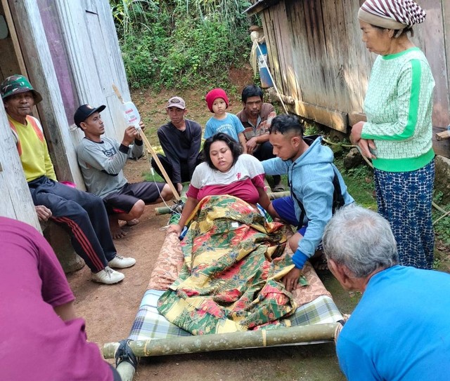 Ariska yang telah diinfus, di atas tandu. Dok: Kades Gelar Pawitan Heri Kuswanto.