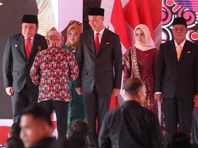 Gubernur Jawa Tengah Ganjar Pranowo mendapatkan Tanda Kehormatan Satyalencana Wira Karya dari BKKBN setelah berhasil menurunkan angka stunting. Foto: Dok. Istimewa