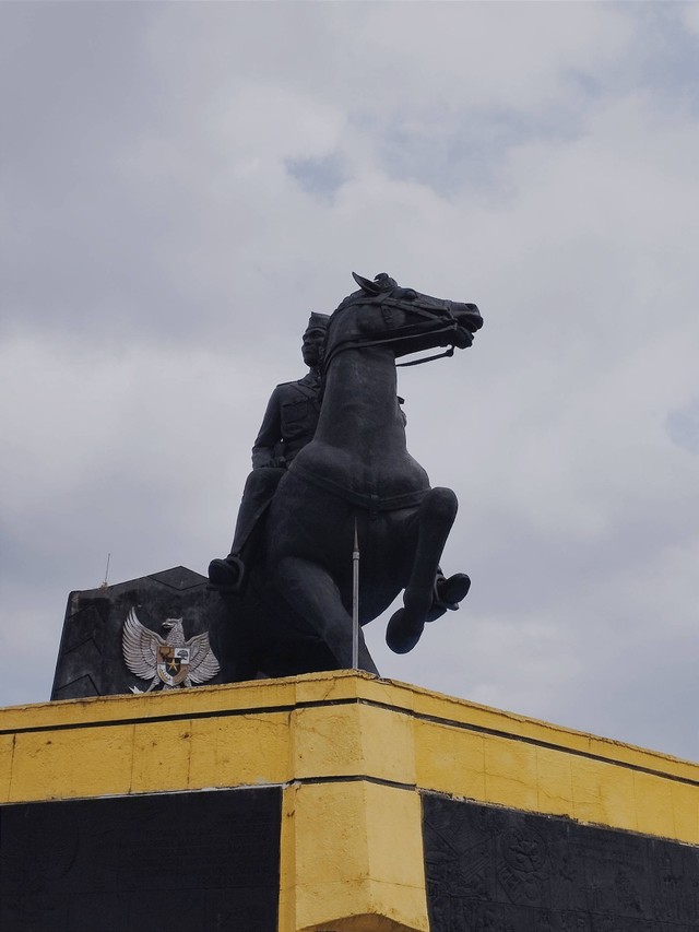 Monumen Jendral Soedirman Menaiki Kuda (Sumber : Dokumen Pribadi)