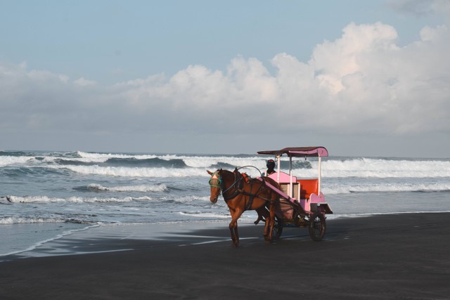 Ilustrasi Daya Tarik Pantai Carita, sumber foto (Elang Wardhana) by unsplash.com
