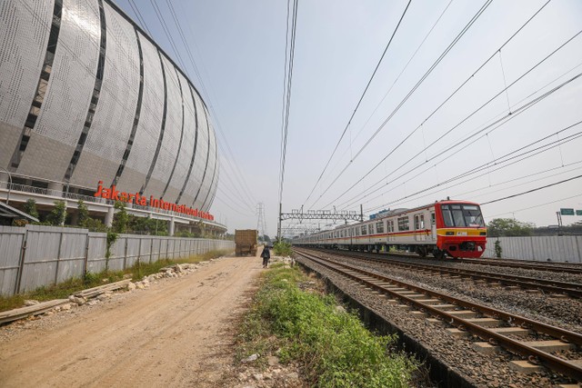 Kereta KRL melintas di depan Jakarta International Stadium (JIS). Foto: Aditia Noviansyah/kumparan