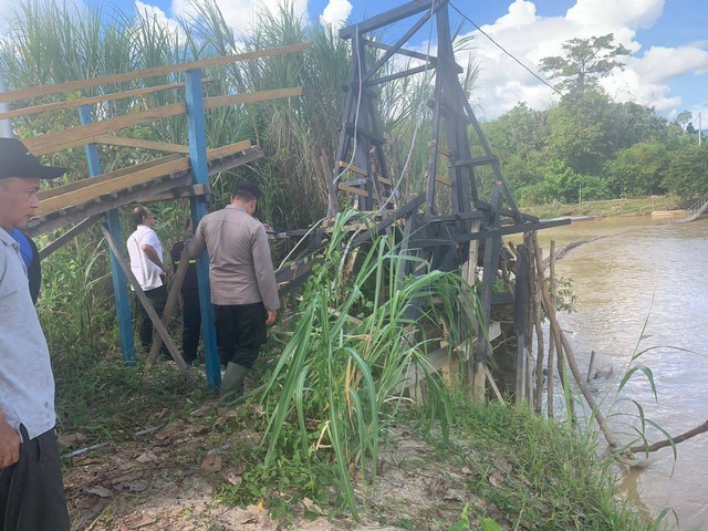 Jembatan gantung di Desa Bangun Sekayu yang putus. Foto: Dok. Istimewa