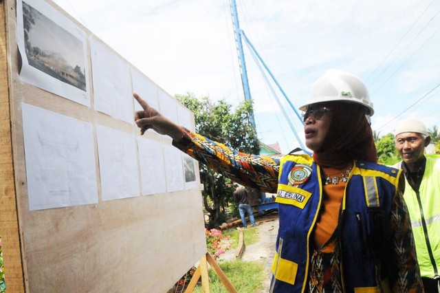 Bupati Mempawah Erlina di sela-sala pemancangan tiang pertama Jembatan Jalan Pulau Pedalaman-Kuala. Foto: Dok. Istimewa