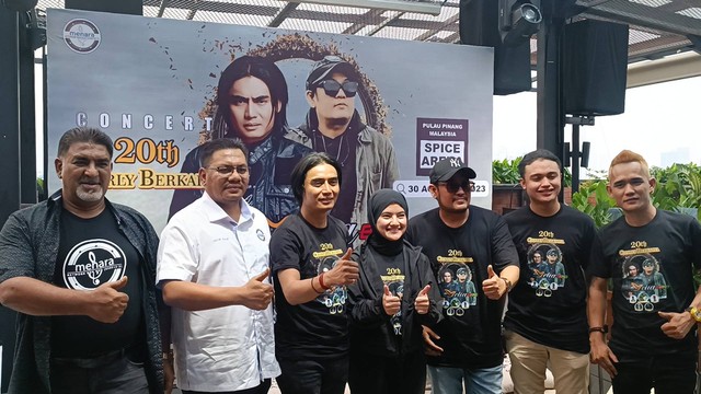 Setia Band foto bersama usai konferensi pers konser 20 tahun Charly Berkarya, Kemang, Jakarta Selatan, Kamis (6/7). Foto: Giovanni/kumparan