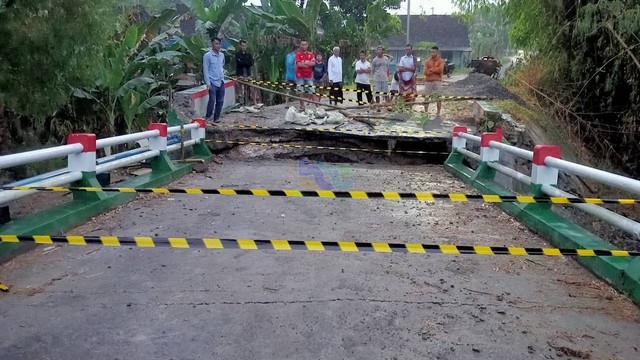 Kondisi jembatan penghubung di di Dukuh Pipil, Desa Bakalan, Kecamatan Tambakrejo, Kabupaten Bojonegoro, yang ambrol. Kamis sore (06/07/2023) (Foto: Istimewa)