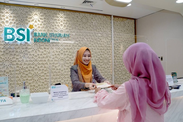 Salah satu petugas teller Bank Syariah Indonesia (BSI) sedang melayani transaksi penukaran uang real di KC BSI The Tower Jakarta, Jumat (7/7/2023). Foto: Dok. Bank Syariah Indonesia