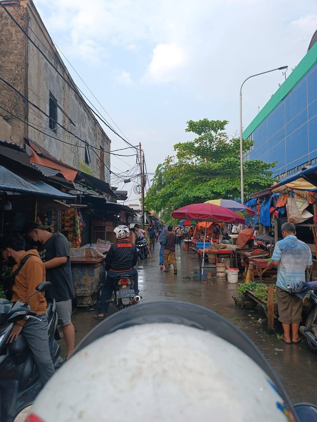 Suasana Pasar Klender sore hari setelah hujan, suasana ramai terkendali. Sumber: Ludwina Andhara Herawati.