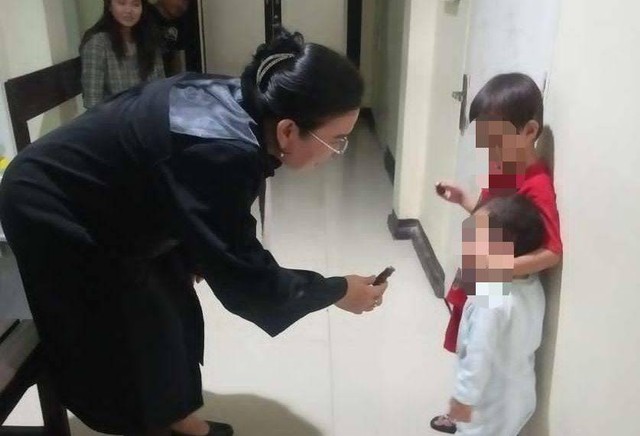 Jaksa menenangkan dua anak balita di Pengadilan Negeri Pontianak. Foto: Dok. Istimewa