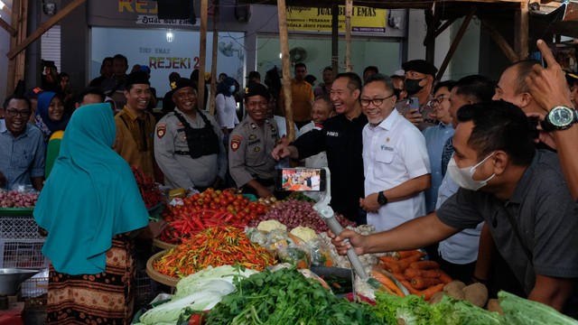 Mendag Zulkifli Hasan kunjungi Pasar Seketeng, Sumbawa, NTB. Foto: Dok. Kemendag