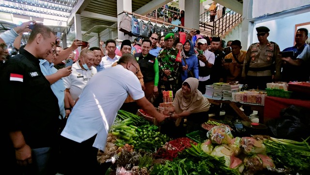 Mendag Zulhas Tinjau Pasar Seketeng Sumbawa: Daging Ayam Di Sini Sudah ...