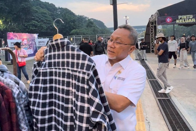 Menteri Perdagangan Zulkifli Hasan saat mengunjungi dan membeli pakaian dalam pameran fashion Jakcloth, Jakarta, Kamis (6/7). Foto: Kemendag