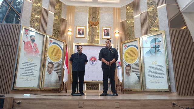 Ketua Umum PSSI, Erick Thohir (kiri), dan Menpora Dito Ariotedjo (kanan) di Kantor Kemenpora, Jakarta, Jumat (7/7). Foto: Jodi Hermawan/kumparan