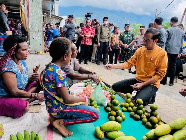 Presiden Jokowi mengunjungi Pasar Pharaa, Jayapura. Foto: Laily Rachev/Biro Pers Sekretariat Presiden