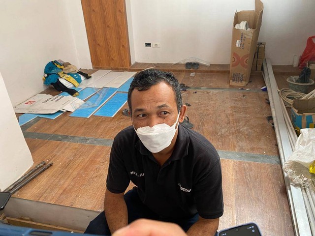 Penanggungjawab proyek renovasi bangunan, Rahmat. | Foto: Sinta Yuliana/Lampung Geh