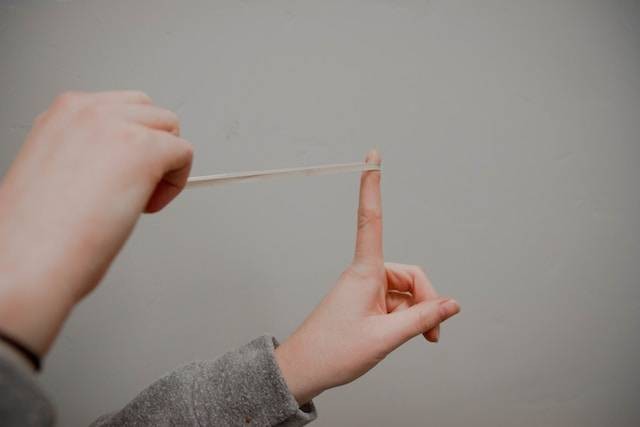 Ilustrasi Lawan Kata Elastis. Foto: dok. Kenny Eliason (Unsplash)