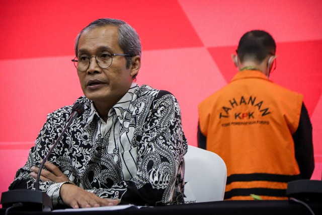 Wakil Ketua KPK Alexander Marwata menyampaikan keterangan kepada wartawan terkait penahanan eks Kepala Bea Cukai Makassar, Andhi Pramono di Gedung KPK, Jakarta, Jumat (7/7/2023). Foto: Jamal Ramadhan/kumparan