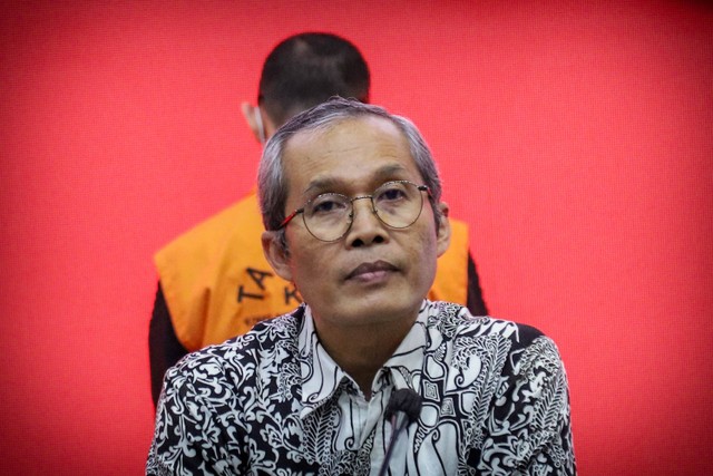 Wakil Ketua KPK Alexander Marwata menyampaikan keterangan kepada wartawan terkait penahanan eks Kepala Bea Cukai Makassar, Andhi Pramono di Gedung KPK, Jakarta, Jumat (7/7/2023). Foto: Jamal Ramadhan/kumparan