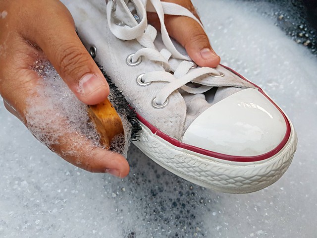 Tips mencuci sepatu kanvas. Foto: Ukrit Theengarm/Shutterstock