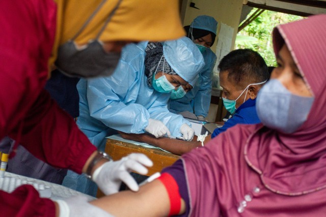 Petugas Dinas Kesehatan Gunungkidul mengambil sampel darah warga Padukuhan Jati, Candirejo, Semanu, Gunungkidul, DI Yogyakarta, Jumat (7/7/2023). Foto: Hendra Nurdiyansyah/Antara Foto