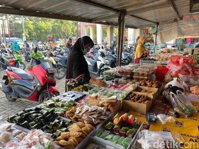 Penjual dan Pembeli Kue Pasar Kue Subuh Senen