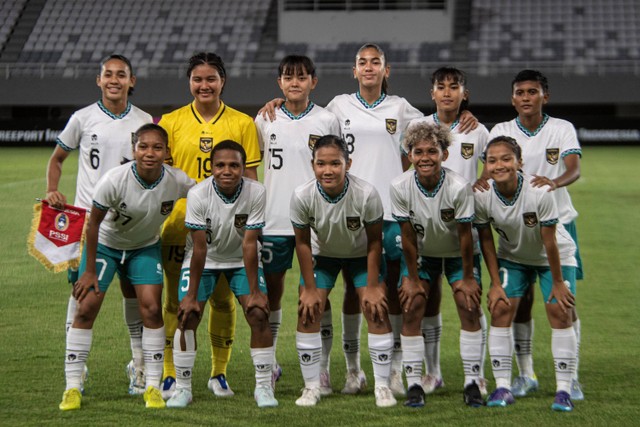 Timnas Wanita Indonesia U-19 berfoto bersama sebelum pertandingan penyisihan grup A AFF U-19 Women Championship 2023 di Stadion Gelora Sriwijaya Jakabaring (GSJ) Palembang, Sumatera Selatan, Jumat (7/7/2023). Foto: Nova Wahyudi/Antara Foto