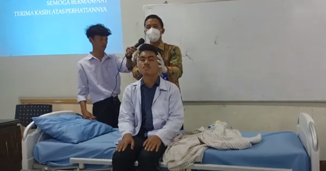 Dosen Spesialis Medikal Bedah Prima Trisna Aji ketika mengajar mahasiswa dilaboratorium/Foto : Dokpri
