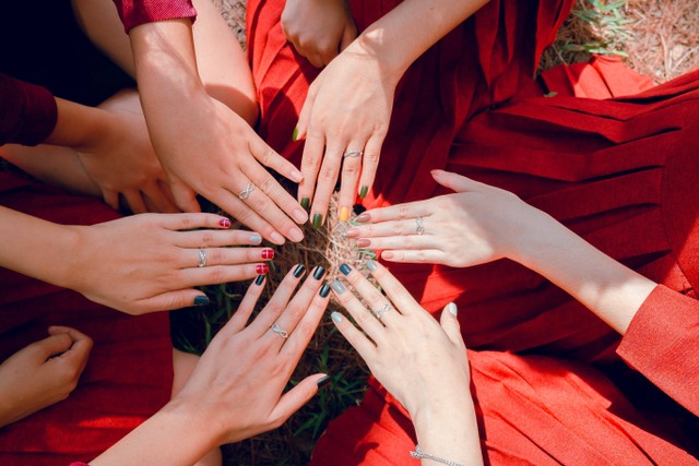 Cara Mengukur Cincin dengan Penggaris. Foto: Pexels/This Is Zun.