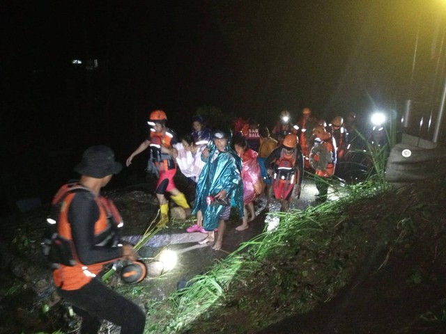 Proses evakuasi 6 wisatawan terjebak di objek wisata Glamping Riverside Telaga Waja, Desa Muncan, Bali. Foto: Basarnas Bali 