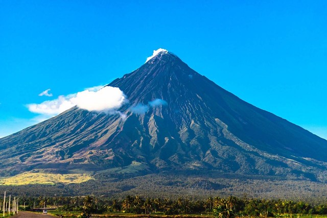 Ilustrasi Gunung Berapi Mayon (Pixabay)