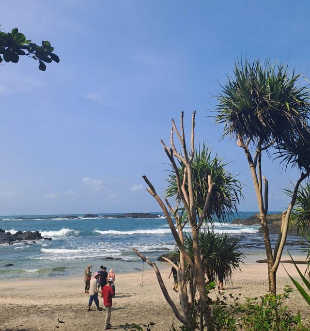 Pantai Pasir Putih di Pulau Nusakambangan, Cilacap, Jawa Tengah (Foto: Pribadi)