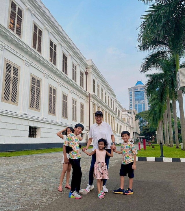 Menteri Keuangan Sri Mulyani bersama cucu-cucunya bermain di Gedung Daendels. Foto: Instagram/@smindrawati.