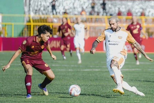 Pertandingan PSM Makassar vs Dewa United di Liga 1, Sabtu (8/7/2023). Foto: Twitter/@dewaunitedfc_