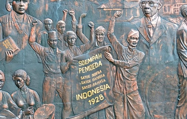 Relief mengenai Sumpah Pemuda. Foto: farzand01/Shutterstock