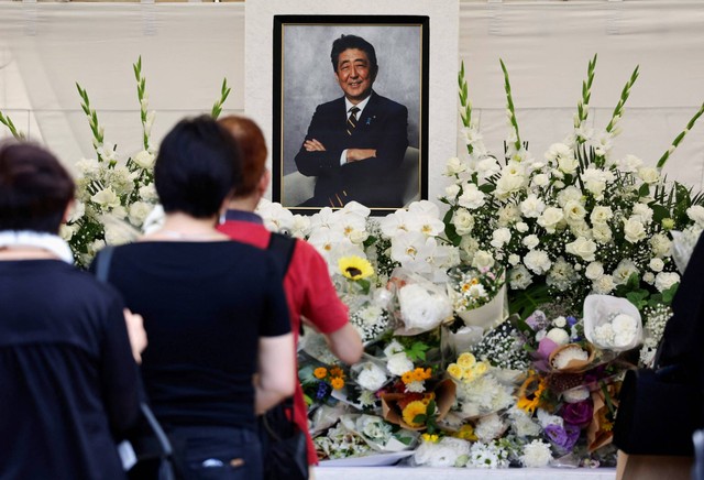 Sejumlah pelayat berdoa untuk mendiang Perdana Menteri Jepang Shinzo Abe, dalam upacara peringatan satu tahun pembunuhannya di kuil Zojoji, Tokyo, Jepang, Sabtu (8/7/2023). Foto: Issei Kato/REUTERS