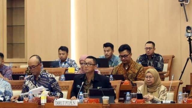 Direktur Utama PLN, Darmawan Prasodjo (tengah) didampingi Direktur Transmisi dan Perencanaan Sistem PLN, Evy Haryadi, serta Direktur Niaga dan Retail PLN, Edi Srimulyanti saat menyampaikan paparan pada Rapat Dengar Pendapat dengan Komisi VII DPR RI, di Jakarta, Rabu (5/7).