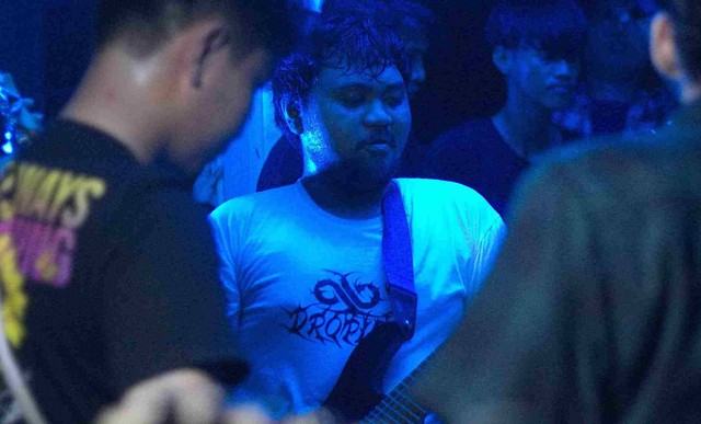 Seorang gitaris band beraksi di acara punk to punk bertajuk suara kebebasan skena yang berlangsung sabtu mala, Sabtu (8/7) Foto: ary priyanto/urban id