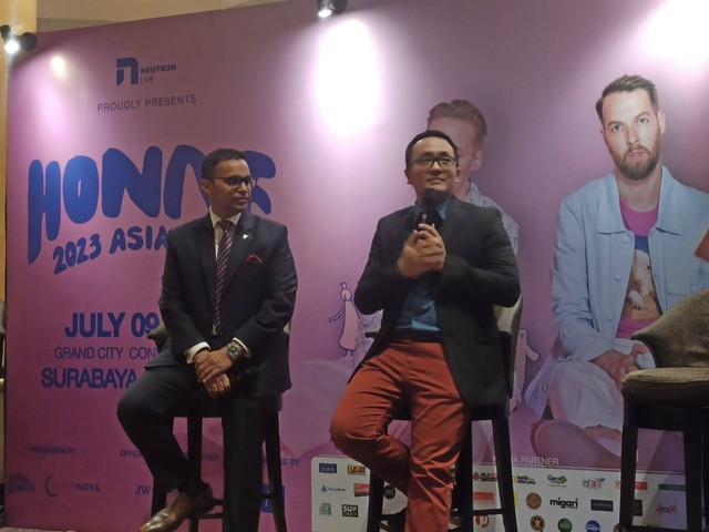 Rendy (kanan), Direktur Neutron Live selaku promotor konser Honne di Surabaya, saat press conference di JW Marriott Surabaya. Foto: Masruroh/Basra