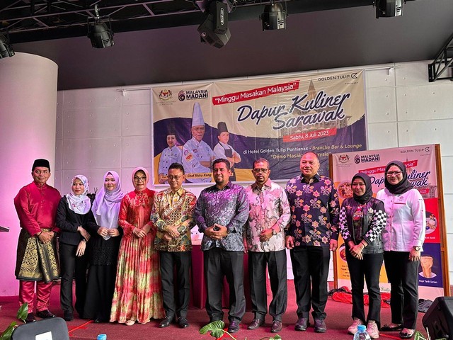 Wali Kota Pontianak, Edi Rusdi Kamtono fot bersama Konsulat Malaysia, Azizul Zekri Bin Abd Rahim usai melaunching "Dapur Kuliner Sarawak" di Golden Tulip Hotel Pontianak. Foto: Teri/Hi!Pontianak