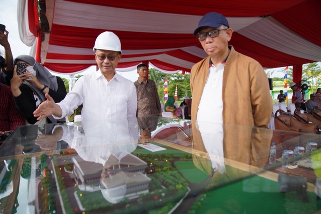 Gubernur Kalbar Sutarmidji (kanan) bersama Wali Kota Pontianak Edi Rusdi Kamtono (kiri) melihat maket bangunan GOR Terpadu. Foto: Pemkot Pontianak