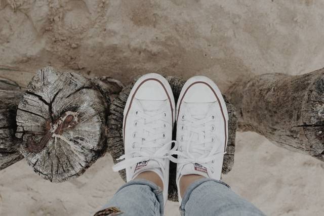 Ilustrasi sepatu putih. Foto: unsplash