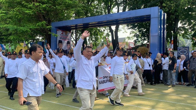 Suasana konsolidasi kader Partai Gerindra se-Tangerang Raya di alun-alun Kota Tangerang pada Minggu (9/7).  Foto: Luthfi Humam/kumparan