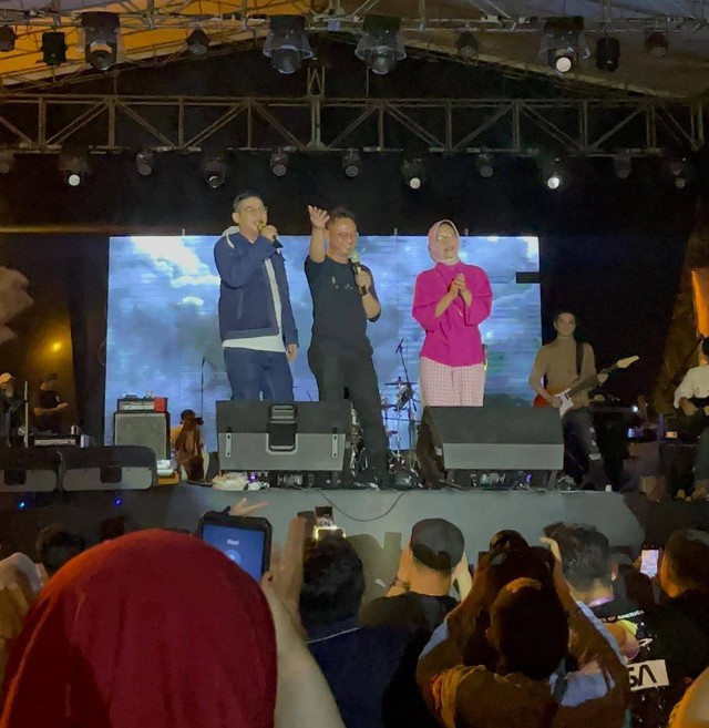 Wali Kota Pontianak Edi Rusdi Kamtono duet bareng Pasha Ungu menyanyikan lagu "Tercipta Untukku".. Foto: Dok. Istimewa