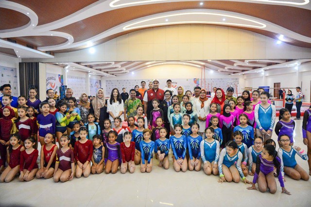 Menteri Pemuda dan Olahraga, Dito Ariotedjo, bersama peserta Indonesia Open Gymnastic 2023 di Tangerang Convention Center, Tangerang, pada Kamis (6/7). Foto: Persani