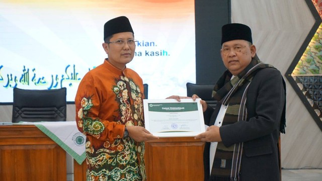 K.H. Muhammad Cholil Nafis menjadi pembicara dalam acara bertema Pancasila dan Islam Memupuk Nasionalisme di Pendopo Kabupaten Garut, Jawa Barat. Foto: Dok. Cholil Nafis