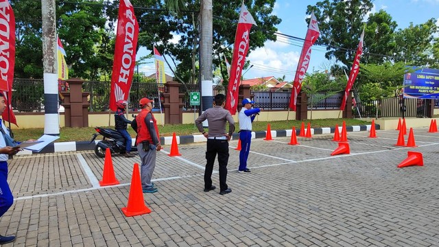 PIC Safety Riding Astra Motor Kalbar, Febri Andrian sebagai Juri beserta dengan team juri lainnya dari Polresta Pontianak. Foto: Dok. Astra Motor Kalbar