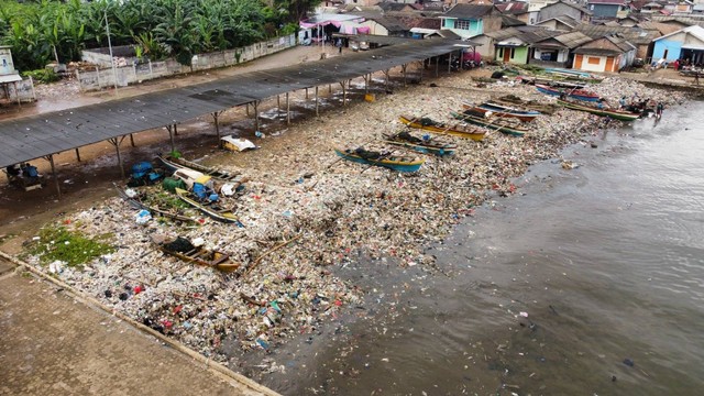 Begini penampakan sampah di Pantai Sukaraja, Bandar Lampung dilihat dari atas drone. | Foto : Muh Ikhwan/ Lampung Geh