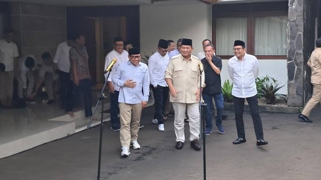 Ketum Gerindra Prabowo Subianto dan Ketum PKB Muhaimin Iskandar usai pertemuan di rumah dinas Pimpinan DPR Widya Chandra, Minggu (9/7/2023). Foto: Annisa Thahira Madina/kumparan